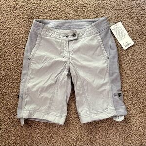 NWT Lululemon Women's Ride On Shorts in Grey Fossil White Color Roll Up Tab sz 6